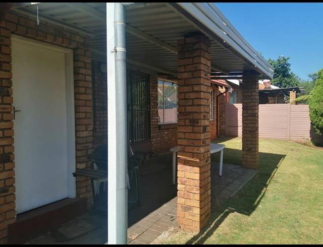 2 BEDROOM PROPERTY TO RENT IN ROOIHUISKRAAL NORTH